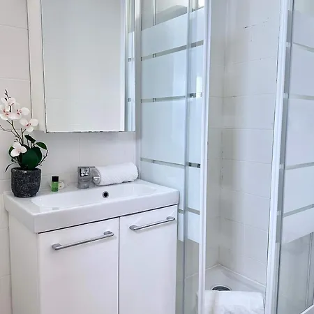 Elegant Escape Near Arc De Triomphe Apartment