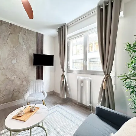 Elegant Escape Near Arc De Triomphe *